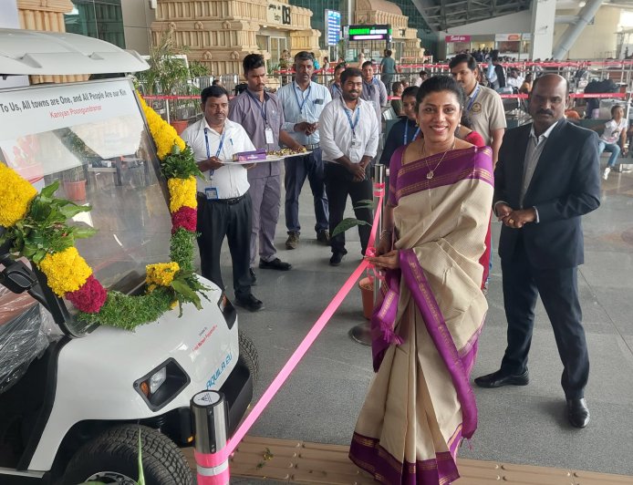 திருச்சி விமான நிலைய பயணிகள் பயன்பெறும் வகையில் பேட்டரி வாகனத்தை வழங்கிய அமைச்சர் அன்பில் மகேஷ் பொய்யா மொழி