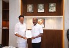 திருச்சி பொன்மலை பகுதியில் ஆரம்ப சுகாதார நிலையம் அமைக்க வேண்டும் என மக்கள் நல்வாழ்வுத்துறை அமைச்சரிடம் கோரிக்கை மனு அளித்த அமைச்சர்  அன்பில் மகேஷ் பொய்யாமொழி