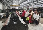 ஆயுத பூஜையை முன்னிட்டு திருச்சி பொன்மலை ரயில்வே பணிமனையில் உள்ள பிரமாண்டமான இயந்திரங்களை ஆர்வமுடன் சுற்றிப் பார்த்த பொதுமக்கள் மற்றும் ஊழியர்களின் குடும்பங்கள்