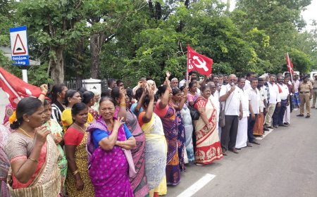 திருச்சி மாநகர் சி.ஐ.டி.யு தரைக்கடை தள்ளுவண்டி வியாபாரிகள் சங்கம் சார்பில் பல்வேறு கோரிக்கைகளை வலியுறுத்தி மாநகராட்சி அலுவலகம் முன்பு தொடர் முழக்கப் போராட்டம்