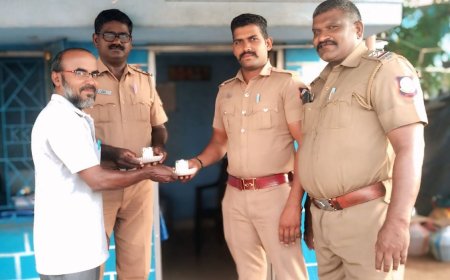 தமிழக காவலர் தின நாள் விழாவை முன்னிட்டு போலீசாருக்கு இனிப்புகள் வழங்கி வாழ்த்து தெரிவித்த எஸ்.டி.பி.ஐ கட்சி கல்வியாளர் அணி மாவட்ட தலைவர் ரஹமத்துல்லா