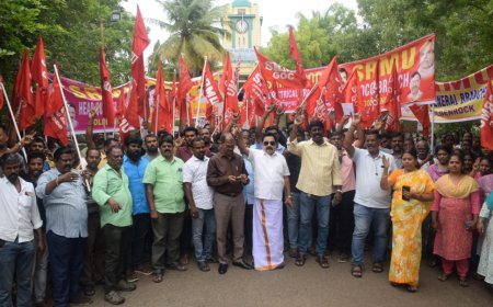 திருச்சி பொன்மலையில் ரயில்வே தொழிற்சாலை முன்பு எஸ்.ஆர்.எம்.யூ ரயில்வே தொழிலாளர்கள் பல்வேறு கோரிக்கைகளை வலியுறுத்தி துணைப் பொதுச் செயலாளர் வீரசேகரன் தலைமையில்  ஆர்ப்பாட்டம்