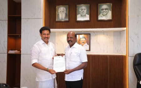 திருச்சி பொன்மலை பகுதியில் ஆரம்ப சுகாதார நிலையம் அமைக்க வேண்டும் என மக்கள் நல்வாழ்வுத்துறை அமைச்சரிடம் கோரிக்கை மனு அளித்த அமைச்சர்  அன்பில் மகேஷ் பொய்யாமொழி