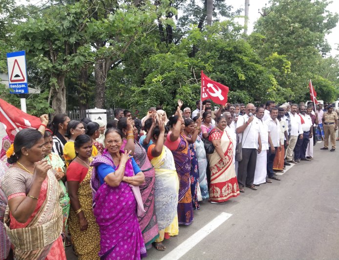 திருச்சி மாநகர் சி.ஐ.டி.யு தரைக்கடை தள்ளுவண்டி வியாபாரிகள் சங்கம் சார்பில் பல்வேறு கோரிக்கைகளை வலியுறுத்தி மாநகராட்சி அலுவலகம் முன்பு தொடர் முழக்கப் போராட்டம்