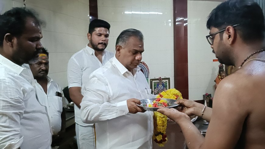 திருச்சியில் நாளை நடிகர் விஜய் பிரச்சாரம்  செய்யும்  நிலையில் தவெக பொதுச் செயலாளர் ஆனந்த் திருச்சியில் உள்ள அருள்மிகு ஸ்ரீ வழிவிடு முனீஸ்வரர்  ஆலயத்தில் வழிபாடு செய்தார்