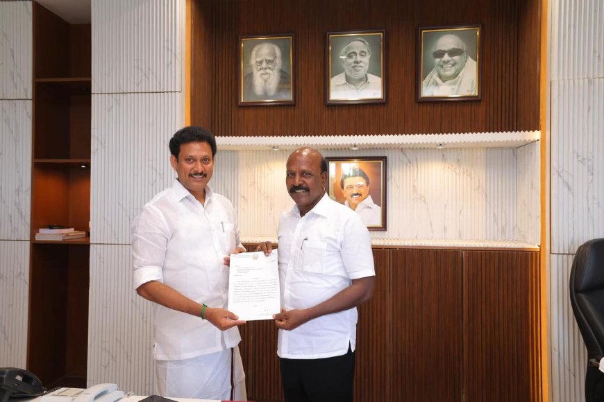 திருச்சி பொன்மலை பகுதியில் ஆரம்ப சுகாதார நிலையம் அமைக்க வேண்டும் என மக்கள் நல்வாழ்வுத்துறை அமைச்சரிடம் கோரிக்கை மனு அளித்த அமைச்சர்  அன்பில் மகேஷ் பொய்யாமொழி
