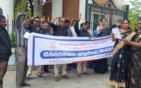 திருச்சி நேஷனல் கல்லூரி வாயில் முன்பு தனியார் பல்கலைக்கழக திருத்த மசோதாவுக்கு எதிர்ப்பு தெரிவித்து கருப்பு சட்டை அணிந்து பல்கலைக்கழக ஆசிரியர் சங்கம் சார்பில்   ஆர்ப்பாட்டம் நடைபெற்றது