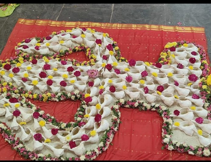சேலம் கோட்டை மாரியம்மன் கோவில் 108 சங்காபிஷேகம் செய்து சிறப்பு பூஜை நடைபெற்றது