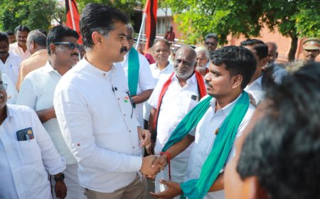 *திருவெறும்பூர் பகுதி பொதுமக்களின் நலனுக்காக 24 மணி நேரமும் உழைத்து வரும் சமூக ஆர்வலர் ஜி.எம் வினோத் பாண்டி மின் விளக்குகள் மற்றும் கழிப்பிட  வசதிகள் கேட்டு எம்பி துரை வைகோவிடம் மனு அளித்தார்*