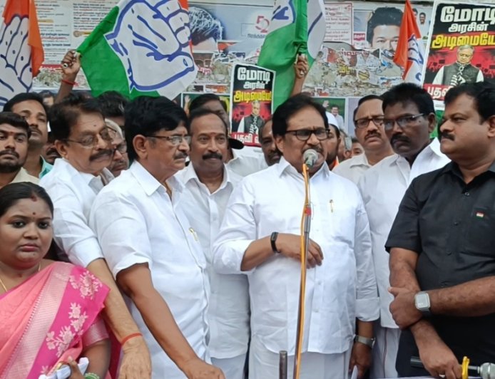 *வாக்கு திருட்டு விவகாரம் தொடர்பாக தேர்தல் ஆணையத்தை கண்டித்தும், தலைமை தேர்தல் ஆணையர் ஞானேஷ் குமார் பதவி விலக வலியுறுத்தியும், காங்கிரஸ் கமிட்டியின் சார்பில் திருச்சியில் கண்டன  ஆர்ப்பாட்டம்*